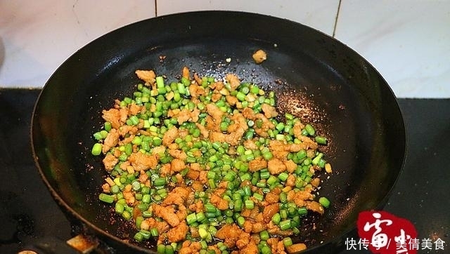 为什么你炒的蒜苔不入味,因为少了这一步!