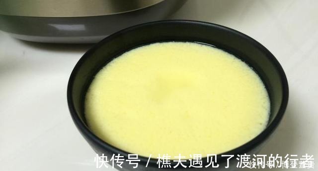 蛋羹|蒸鸡蛋羹应用凉水还是温水?学会这一招,出来又滑又嫩无蜂窝!