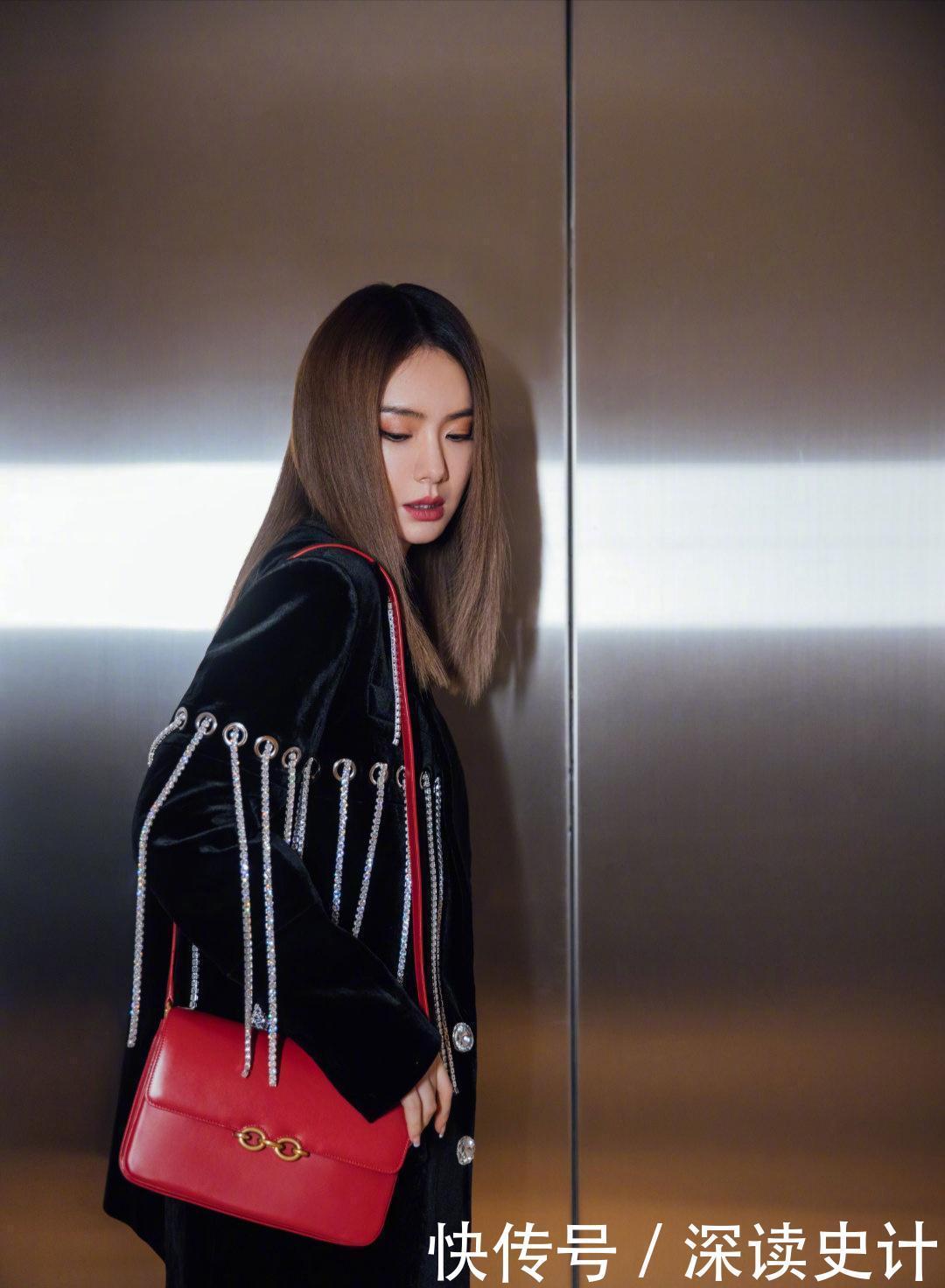 西装裙|戚薇拉离子烫真减龄,丝绒西装裙秀出白皙漫画腿,又酷又飒又养眼