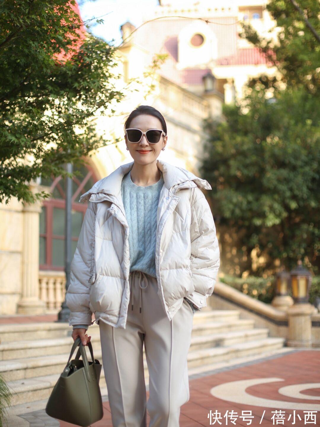 修身性|奔三奔四的女人,秋冬建议多穿“羽绒服”,搭配毛衣保暖又显气质