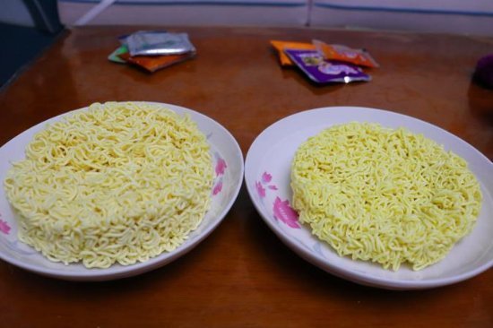 泡面|同样2元的泡面,康师傅和统一对比食材,看清后,网友康师傅完胜