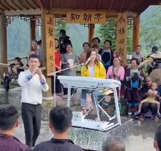 玖月奇迹离婚再添证据,演出现场男方却换人,王小玮摘婚戒