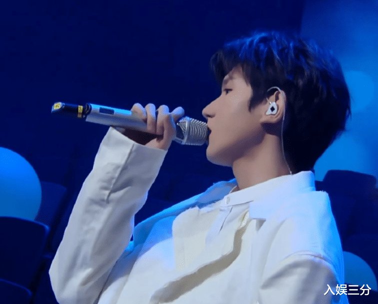 《谁是宝藏歌手》刚播，王源转身又录别的新综，就连发型都很惹眼