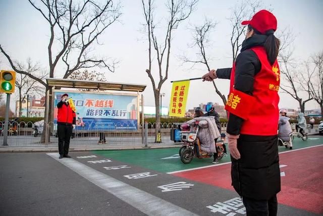 交通志愿者$礼赞交通志愿者的47首诗词:晨昏值守路阶边，挥臂扬旗年复年