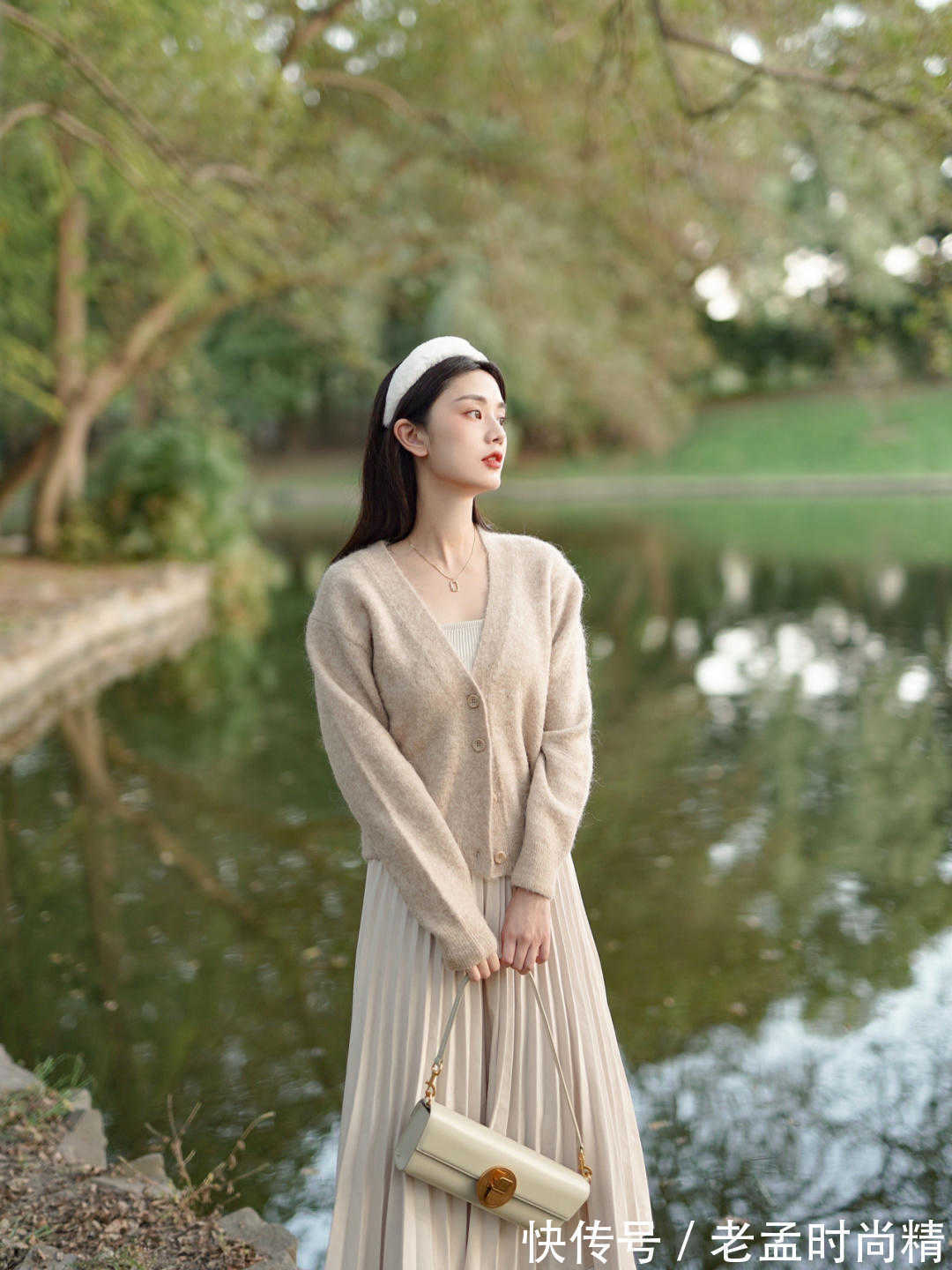 搭配|秋季不要瞎打扮,针织衫搭配百褶裙温柔优雅又保暖,美得高级