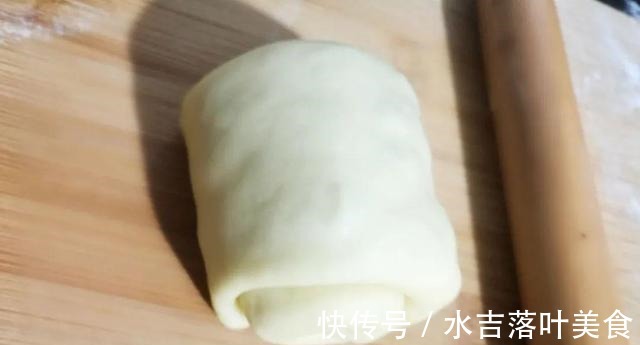 自己在家做面包，加核桃、腰果、芝麻、葡萄干、大枣等，营养十足！