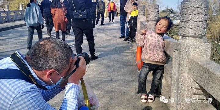 春暖花开，泉城市民逛街赏景乐开怀……