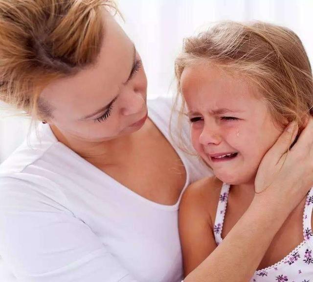 头发|两个情绪失控的妈妈,当街教育孩子让娃很受伤,网友:童年阴影