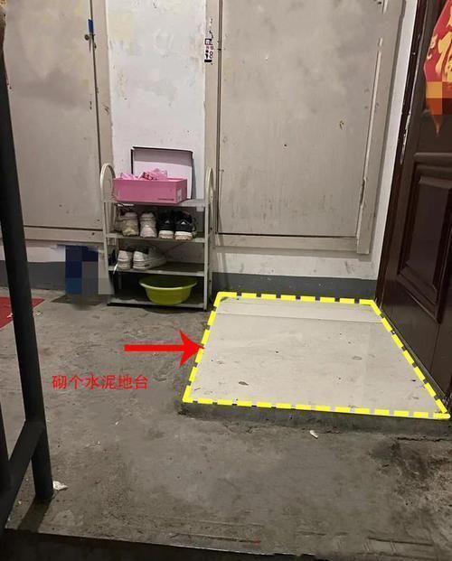 鞋柜|对门邻居不光把鞋柜放楼道，还砌了个2公分地台，这是你家院子