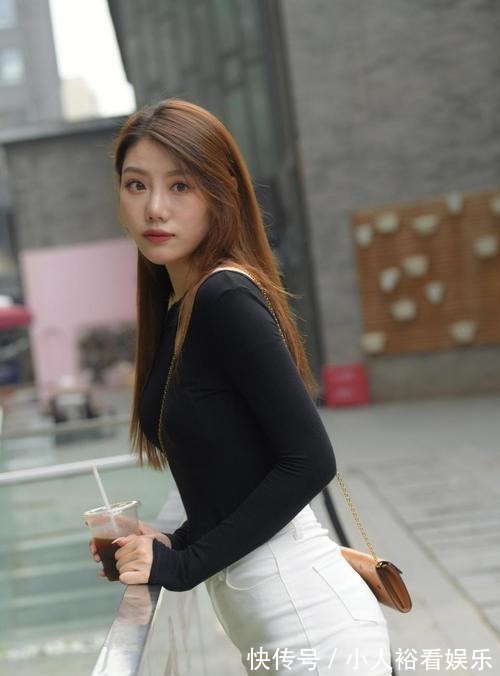 现实生活 黑白穿搭小姐姐,虽然打扮很简约,但展现出来的小性感让人很心动