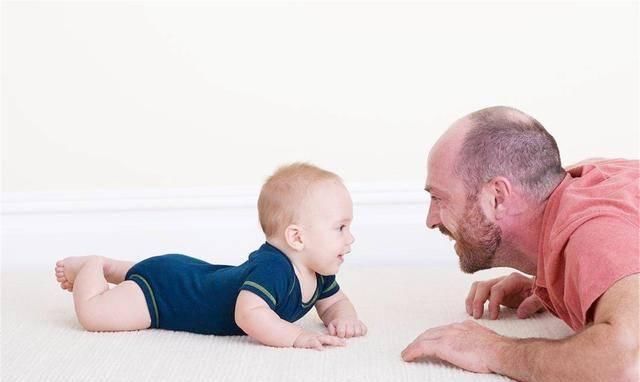 宝宝|趴着玩对宝宝有多重要?做到几个要点,促进大运动和精细运动发育