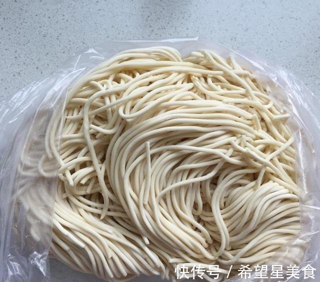为什么商贩卖的湿面条不会粘在一起答案来了,或许和你想的不同!