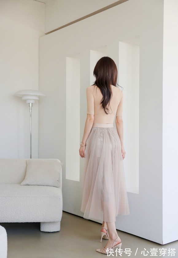 爱丽舍|女神孙允珠高清时尚搭配:爱丽舍珍珠娇杏细螺纹雪纺裙