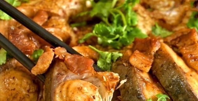 把五花肉|爱吃鱼的有福了,学会此方法鱼肉鲜嫩还入味,一上桌就被抢光,香