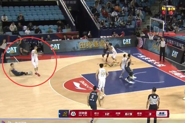 浙江广厦|这才是职业球员!徐杰被垫脚,谁注意他的举动,难怪广厦主帅眼馋