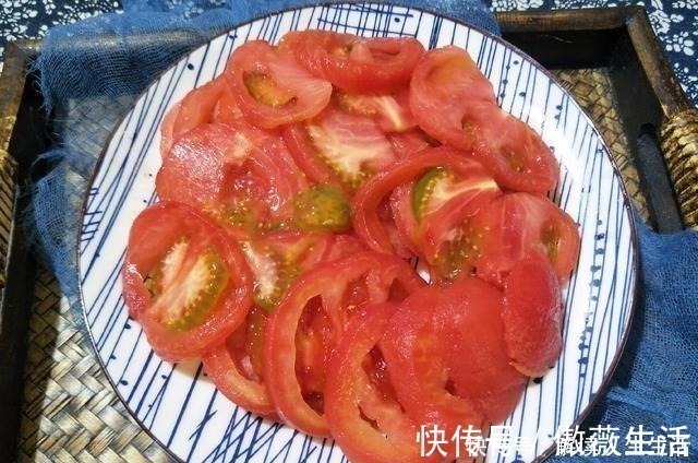 凉拌西红柿，只知道放糖就错了，难怪西红柿不出汤，大厨这样做