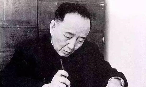 文人@郭沫若用四字骂鲁迅,鲁迅用五字回骂,世人笑称:这就是郭沫若了