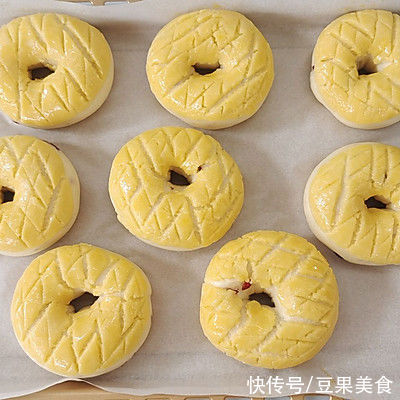 一次发酵，甜甜圈酥皮面包