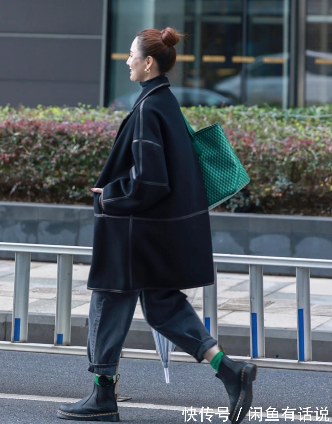 沉闷 又被“黑大衣”惊艳了,45岁博主的这3套配色,贵妇少女随心切换