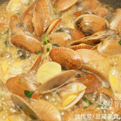 蒜头|爆炒花蛤，必不可少的金不换，加上辣椒、蒜头与酱油，味道超赞