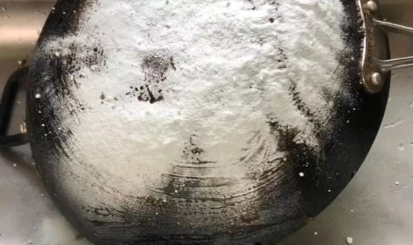 烦恼|在锅底贴上一层纸巾,解决了千万家庭的烦恼,学会受用一生