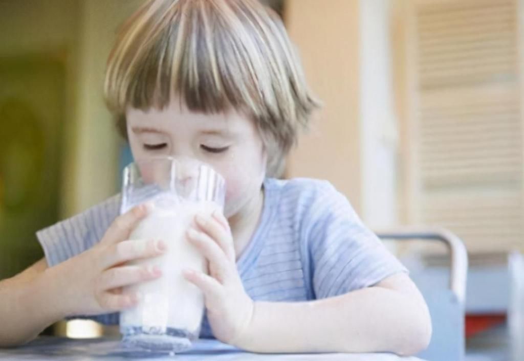 身高|兄弟俩一个天天吃钙片,一个天天喝牛奶,5年后成最萌身高差