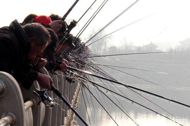 因为长线多钩垂钓违规!几千元的路亚装备!被迫闲置!