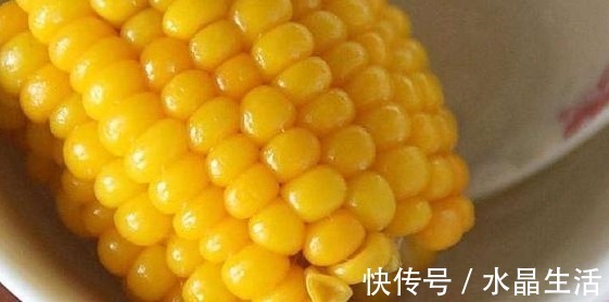 香甜|煮玉米时,加上一点“它”,煮好的玉米香甜软糯