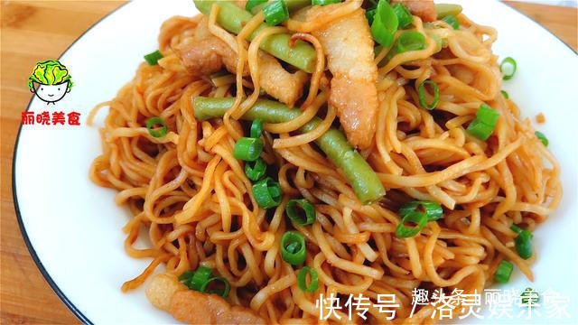 面条别再水煮了,换种新吃法,比凉拌的好吃百倍,我家一周吃5次