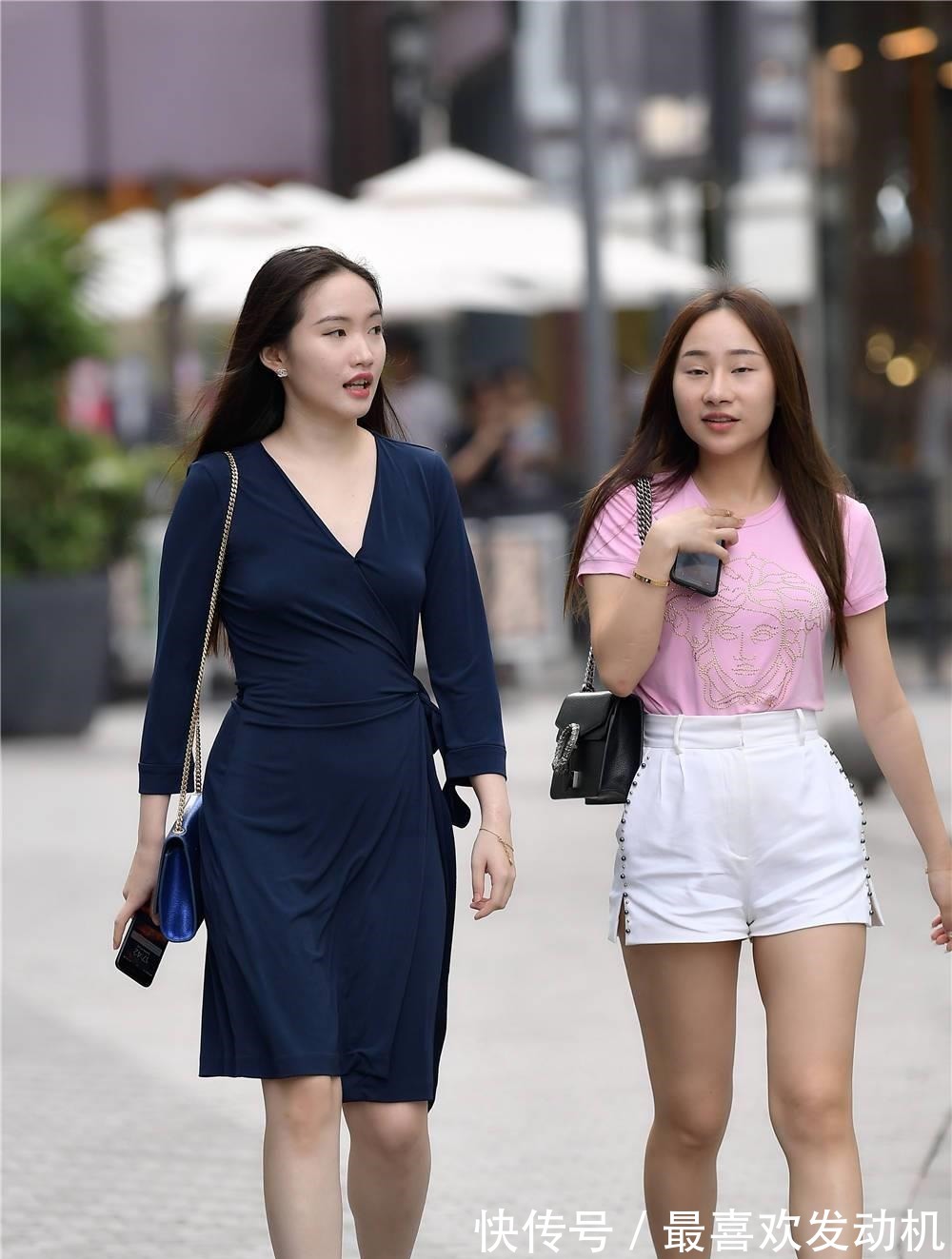 尖头 深蓝色长袖连衣裙,侧面系带设计,搭配浅色尖头细跟鞋!