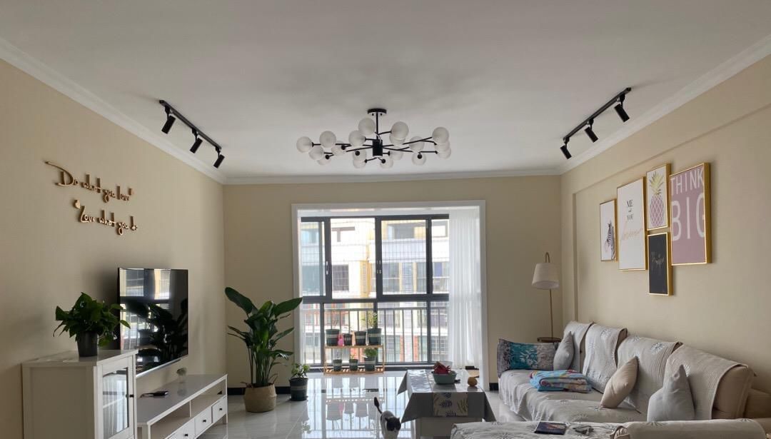 人家里|越來越多人不做吊頂,不做電視墻,看看她家裝修,簡約又漂亮