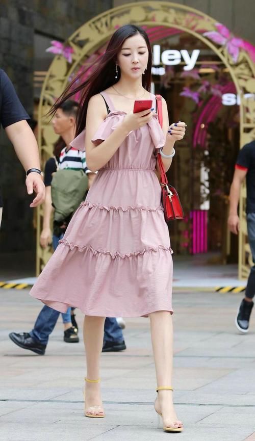 小姐姐|高跟凉鞋的百搭效果显著，无论是裙子短裤，都能轻松应对