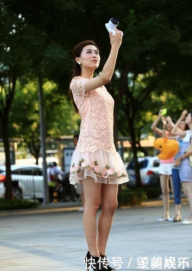 街拍:小姐姐气质柔雅美丽大方,时尚大气很有韵味