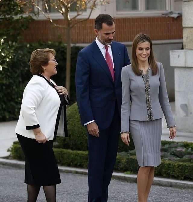 穿搭|西班牙王后又穿“高级灰”，搭配蛇皮鞋和包，比时尚女魔头更洋气