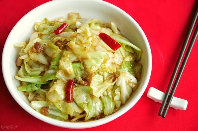 手撕包菜|做手撕包菜时，过油还是焯水？教你好吃的做法，脆嫩爽口超入味