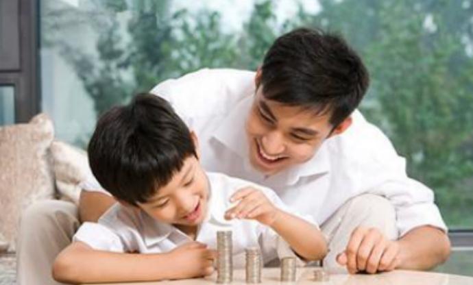 小朋友|当孩子开始要零花钱,父母说出不同的话,带来的影响大相径庭