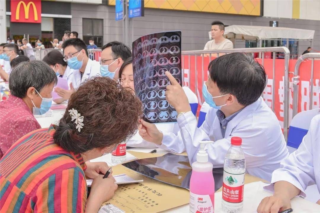 西南医科大学|点赞！医学大咖“坐镇” 西南医大附院把医院“搬”到了商场