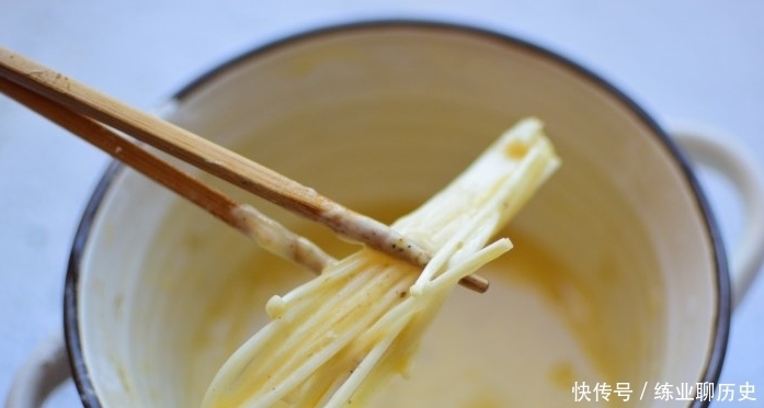 简单|金针菇别再涮火锅,教你个新吃法,简单一做外酥里嫩,比肉还好吃