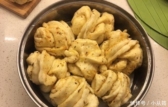 早饭|早饭别吃馒头了,花卷加入此物,早餐店也买不到,吃一个回味无穷