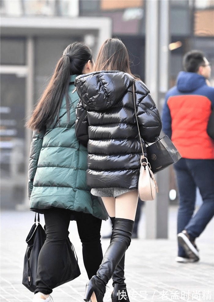 身材 黑色粗跟过膝皮靴,搭配灰色短裤,苗条身材才适合的穿搭