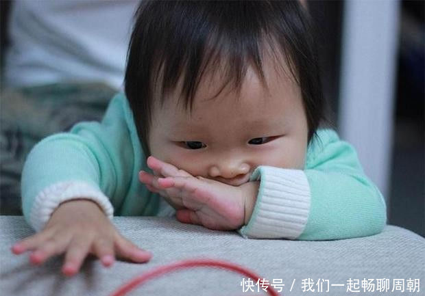 挑衅|宝宝躲在姥姥怀里“挑衅”小姨,本以为会万无一失,结果却失算了