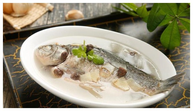 不管炖什么鱼汤,都不要直接加水炖,少了这一步,难怪汤色不浓白