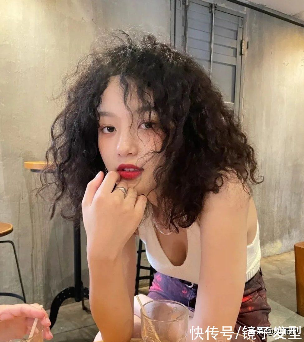 盖盖头 女人都该试试这4种发型,效果真的不一样,它能让你颜值翻翻