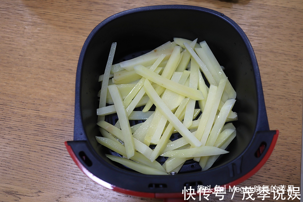 薯条|谁还不是个孩子烤一锅鸡翅和薯条解解馋,不用一滴油健康好吃