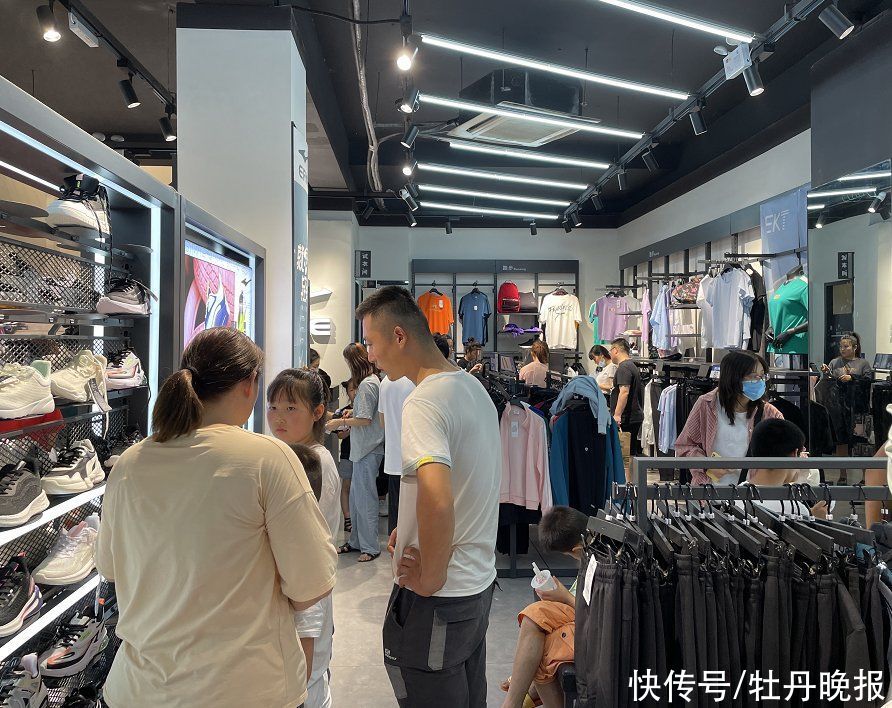 茂业百货|销量暴增！记者探访菏泽多家鸿星尔克专卖店……