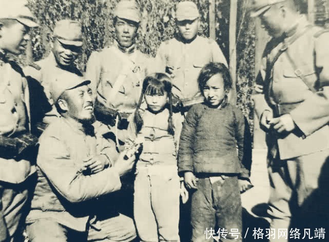 强迫|侵华日军真实老照片:无辜女童强迫摆拍,绝望的小姑娘被搂着