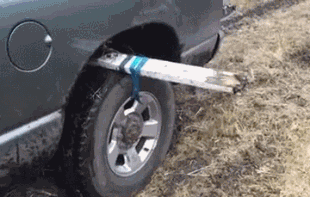 |搞笑GIF:学会这招,以后再也不怕车子在泥地里打滑了