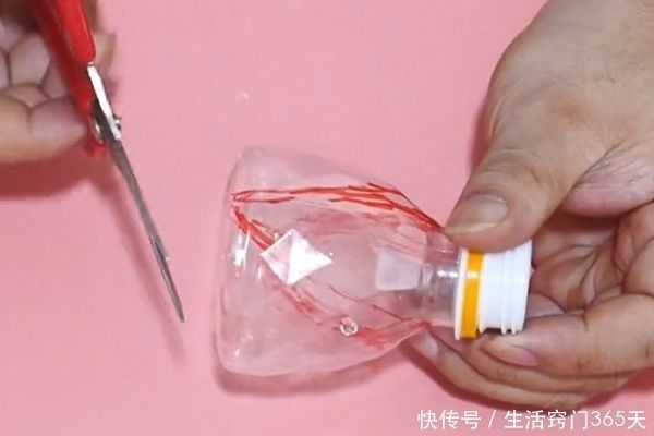 家家户户|扫把上粘个塑料瓶,放在阳台省钱又实用,解决了家家户户大难题!