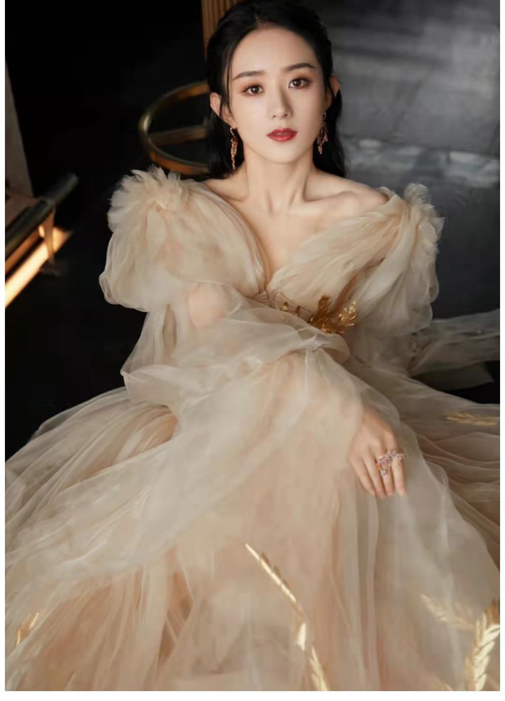 杨颖|2021女明星红毯封神造型,迪丽热巴,可爱在性感面前不值一提