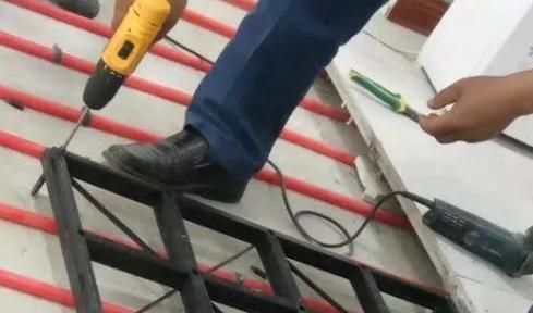 地面|新房装修,老师傅直接在地上铺满“骨架”贴瓷砖,真的长见识了